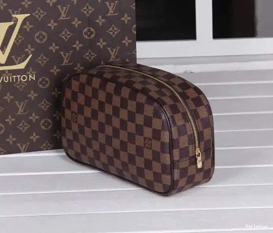Rep ladies VUITTON LOUIS BAG TOILETRY 0605